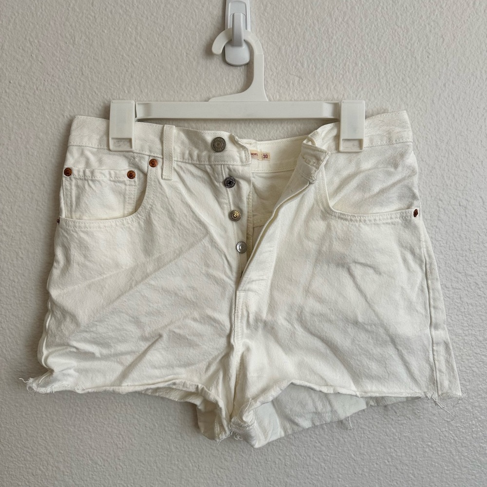 Levi’s Ribcage shorts Size 30, white.